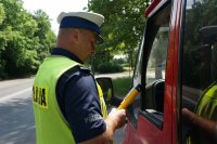 policjanci pełniący służbę na drodze