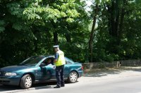 policjanci pełniący służbę na drodze