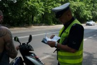 policjanci pełniący służbę na drodze