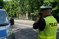 policjant pełniący służbę na drodze