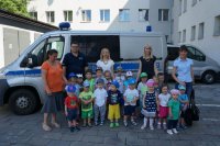 policjant z przedszkolakami