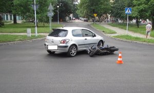 zderzenie samochodu z motorem