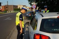 policjant mierzący prędkość