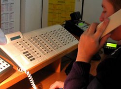 dyżurny odbierający telefon
