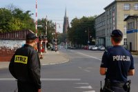 policjant i strażak podczas zabezpieczenia biegu
