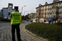 policjant podczas zabezpieczenia biegu
