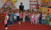 policjant z przedszkolakami