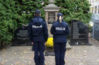 policjanci przy pomniku