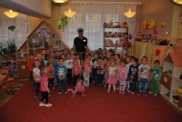 policjant na spotkaniu z dziećmi