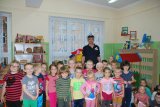 policjant na spotkaniu z dziećmi