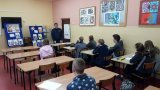 policjant na spotkaniu z młodzieżą