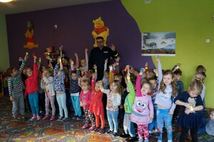 policjant na spotkaniu z dziećmi