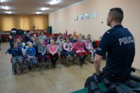 policjant z dziećmi