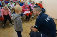 policjant z dziećmi