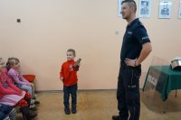 policjant z dziećmi