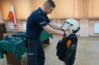 policjant z dziećmi
