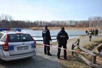 policjanci podczas zabezpieczenia miejsca zdarzenia