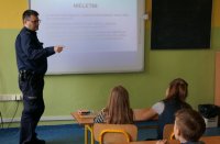 policjanci na spotkaniu z uczniami