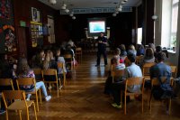 policjant na spotkaniu w szkole
