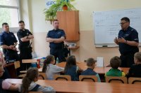 policjanci na spotkaniu z uczniami