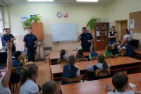 policjanci na spotkaniu z uczniami