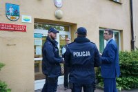 policjanci na miejscu zgłoszenia o bombie