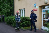 policjanci na miejscu zgłoszenia o bombie