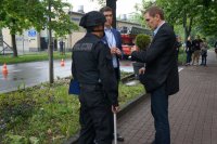 policjanci na miejscu zgłoszenia o bombie