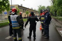 policjanci na miejscu zgłoszenia o bombie