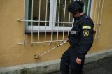 policjant szuka ładunku wybuchowego