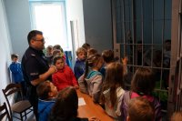 policjanci podczas spotkania z dziećmi