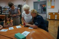 policjantka na spotkaniu z mieszkańcami