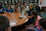 policjantka na spotkaniu z mieszkańcami
