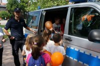 policjant i radiowóz