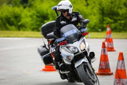 policjant na motorze