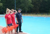 policjanci  z ratownikami wodnymi