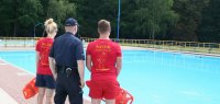 policjanci z ratownikami wodnymi