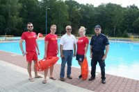 policjanci z ratownikami wodnymi