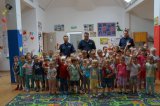 policjanci z przedszkolakami