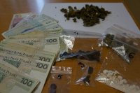 zabezpieczone narkotyki i gotówka