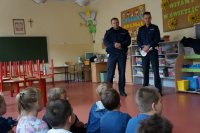 policjanci podczas spotkania z uczniami