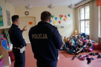 policjanci podczas spotkania z uczniami