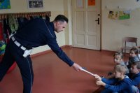 policjanci podczas spotkania z uczniami