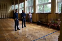 policjanci podczas spotkania z uczniami