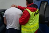 policjanci z podejrzanym