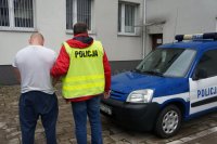 policjanci z podejrzanym