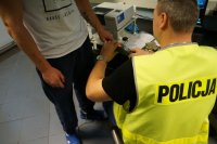 policjanci z podejrzanym