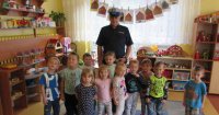 policjant z dziećmi