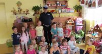 policjant z dziećmi