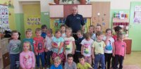 policjant z dziećmi